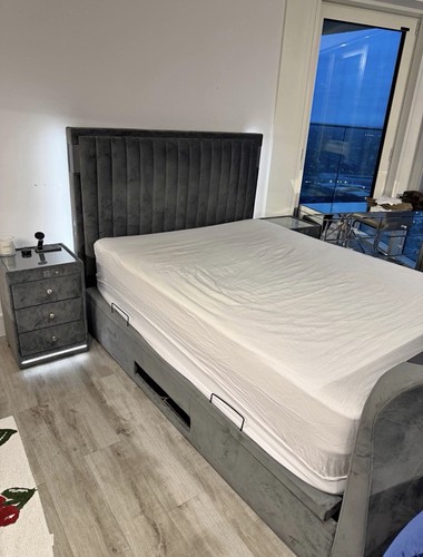 King size bed - size, tv